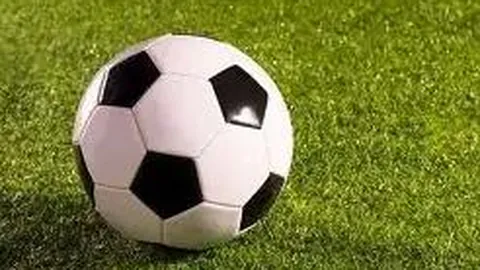 吴奇隆刘诗诗携子同行，三口之家难得同框展笑颜