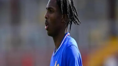 德甲赛场：哈维精准传球成就塞斯科头球进球